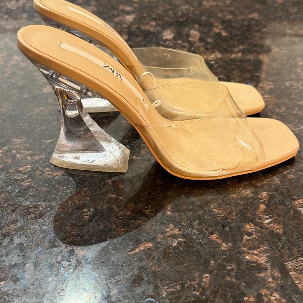 LEGS FOR DAYS in these Zara Acrylic Heeled Mules!